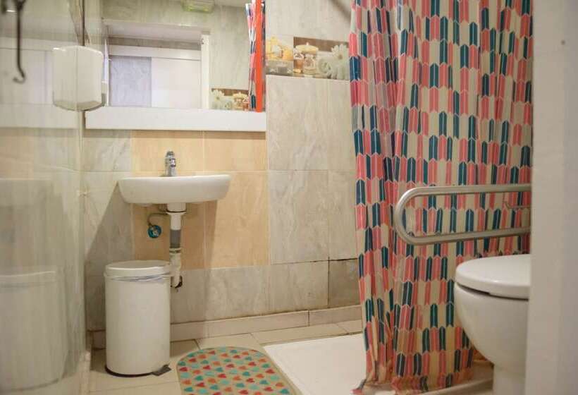 Трехместный Номер Стандарт Совместная Ванная, Go Bcn Hostal Ideal Badal   Hostel