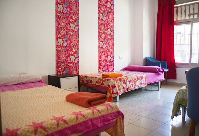 Трехместный Номер Стандарт Совместная Ванная, Go Bcn Hostal Ideal Badal   Hostel