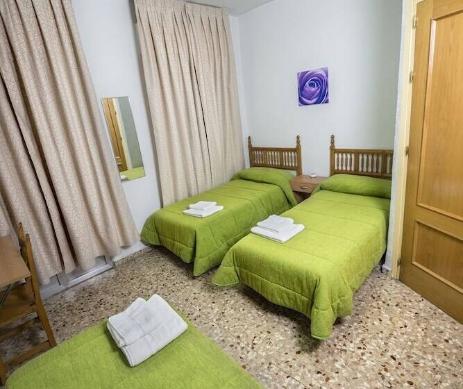 Номер Стандарт Трехместный, Hostal Santa Barbara