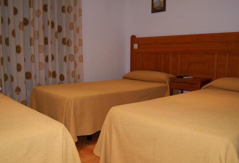 Номер Стандарт Трехместный, Hostal Restaurante Bustos