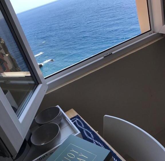 استودیوی استاندارد با چشم‌انداز دریا, Le Storie Di Manarola