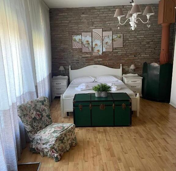 سوئیت با بالکن, Stella De' Tolomei