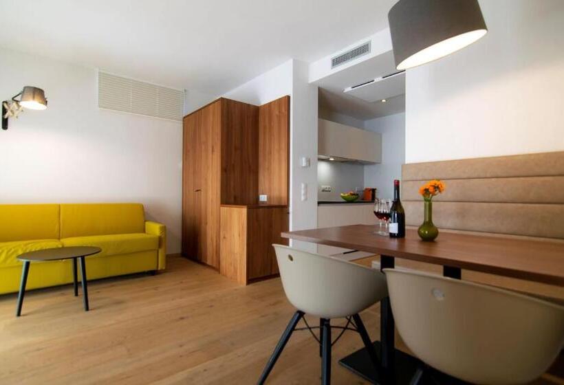 Люкс Вид на Бассейн, Brühl Suites&residence