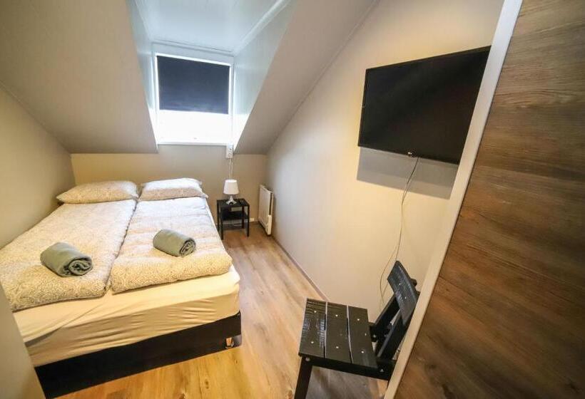 اتاق پایه با سرویس بهداشتی مشترک, Lava Guesthouse