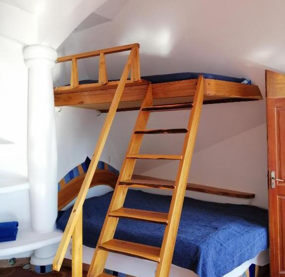 سوییت خانوادگی, Hostal Las Olas