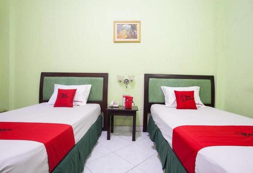 Номер Стандарт, Reddoorz Near Juanda International Airport