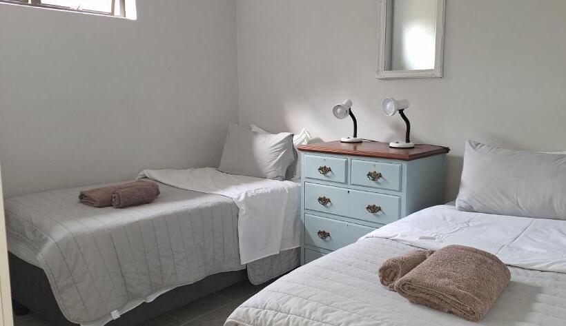 Дом 2 Спальни, 14 Penguin Place, Melkbosstrand