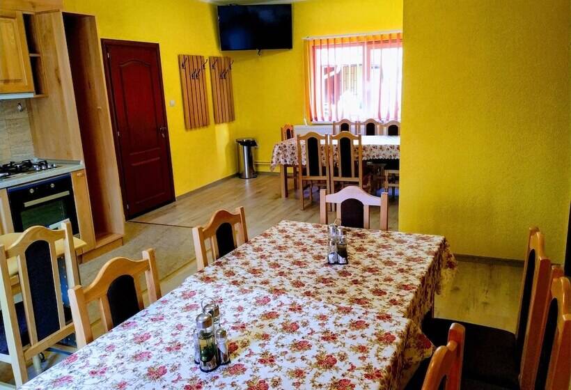 اتاق ساده سه‌ نفره, Venesis House
