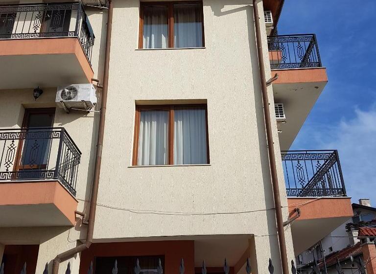 חדר לארבעה סטנדרטי עם נוף לגינה, Guest House Markovi Aheloy