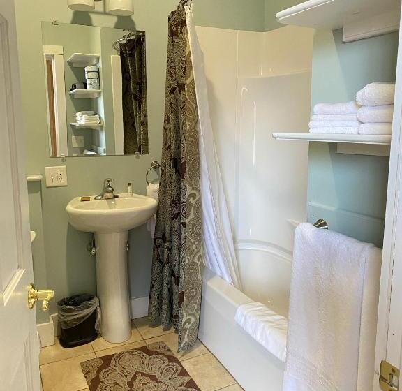 이코노미 룸, Bristol Suites