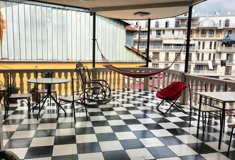 اتاق لوکس با بالکن, Gurami Guest House 1
