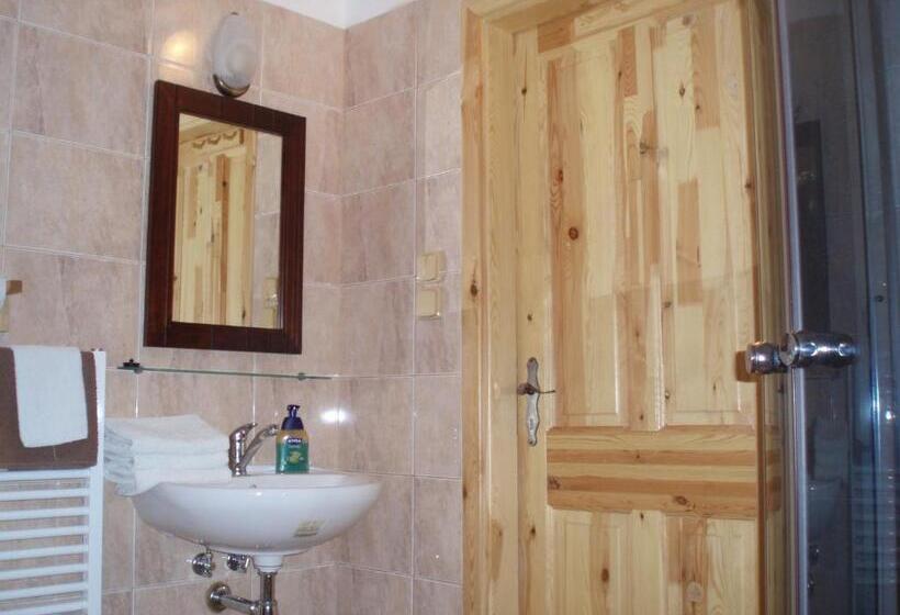 اتاق کلاسیک سه تخته, Penzion V Podhradí