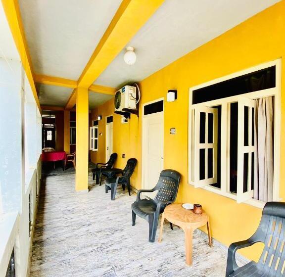 اتاق استاندارد با بالکن, Praneeth Guest House