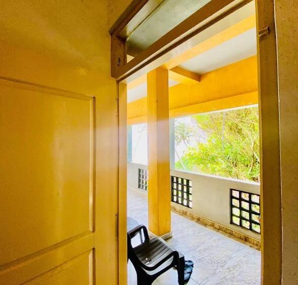 اتاق استاندارد با بالکن, Praneeth Guest House