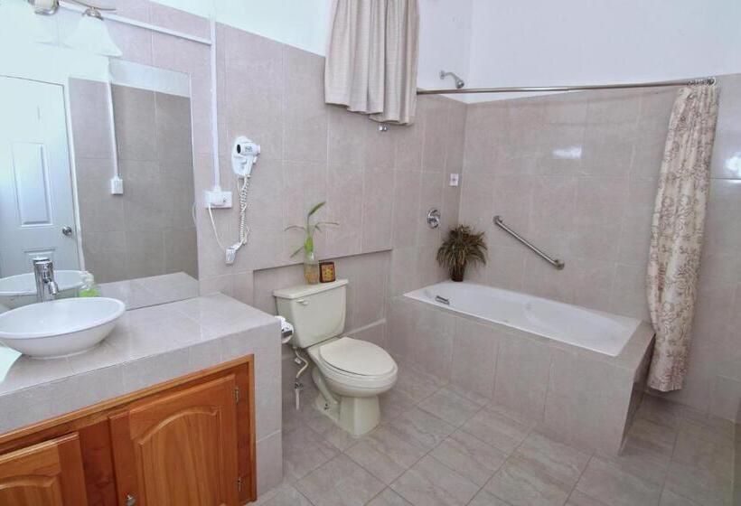 اتاق لوکس, Rainforest Haven Inn