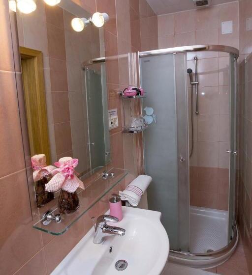 اتاق لوکس با چشم‌انداز باغ, Rooms Kapelj
