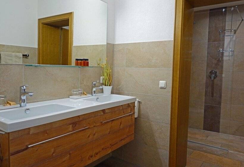 Трехместный Номер Deluxe, Alkira