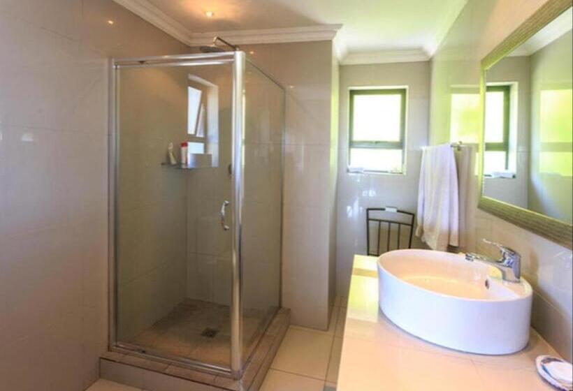 Standard Szoba King Size Bed, The Ocean Bay Luxury Guesthouse