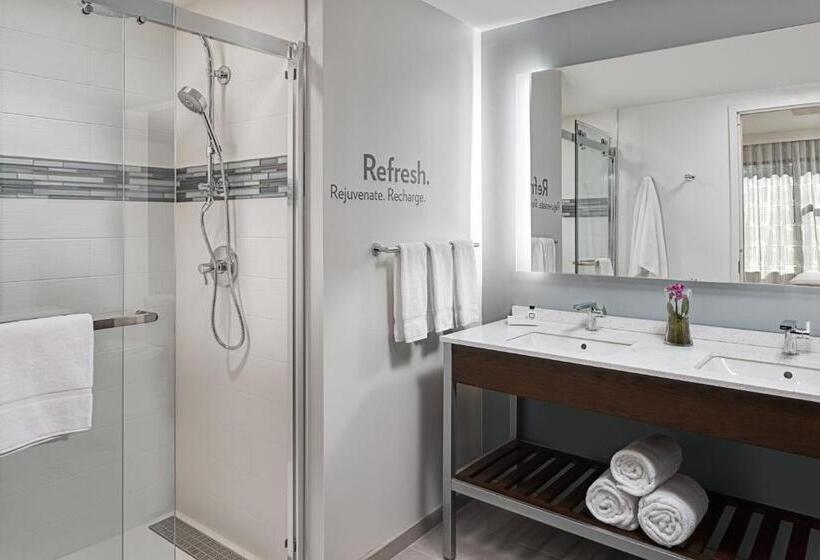 带大床的套房, Even Hotel Alpharetta   Avalon Area, An Ihg