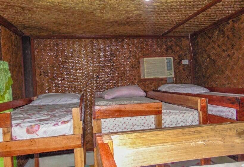 공용 욕실 구비 공동 객실 내의 침대, Pangulatan Beach Resort
