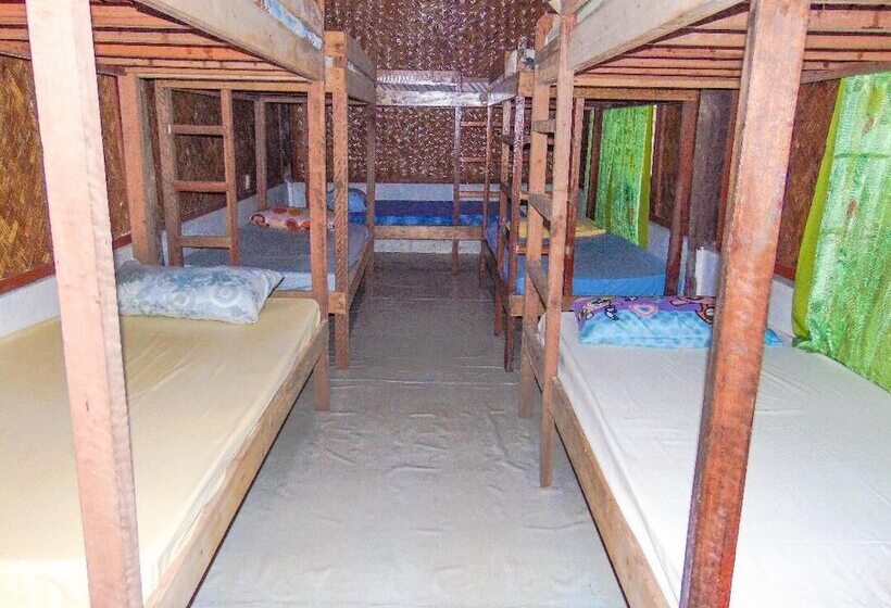 공용 욕실 구비 공동 객실 내의 침대, Pangulatan Beach Resort