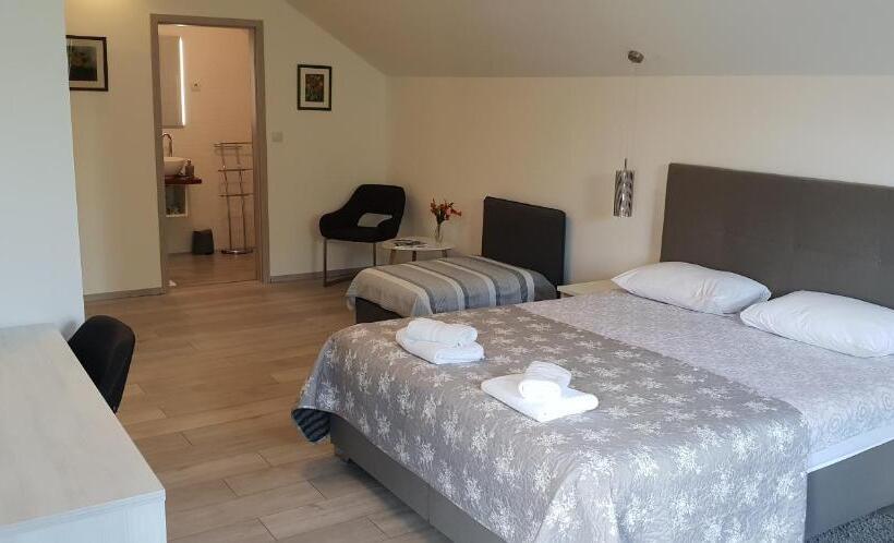 اتاق استاندارد با بالکن, Ke To Zagreb Airport Rooms