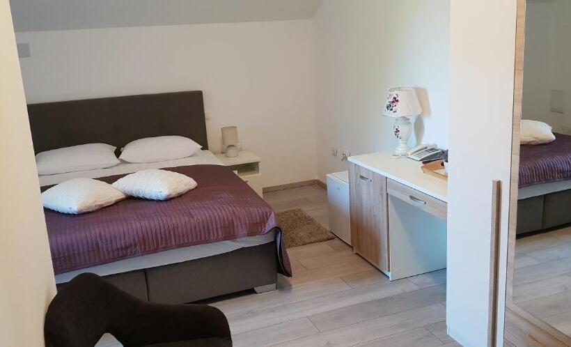اتاق لوکس با بالکن, Ke To Zagreb Airport Rooms