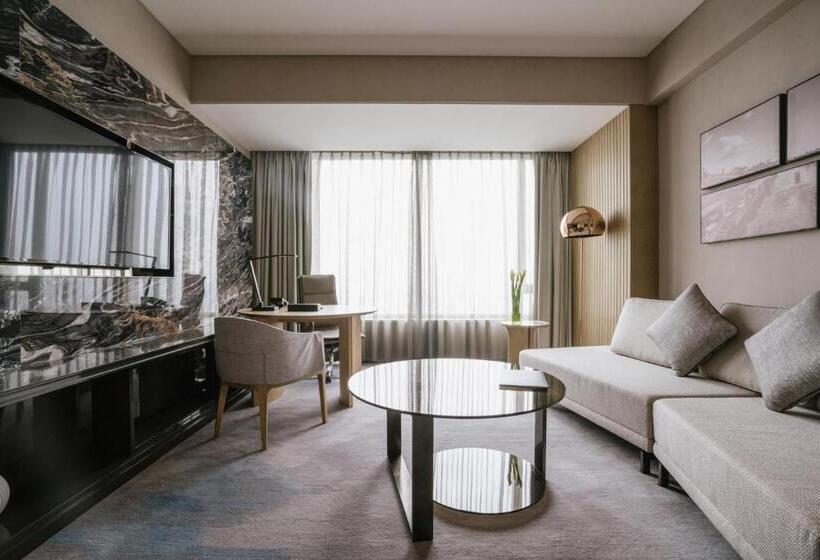 Deluxe Suite King Bed, Pullman Shanghai Qingpu Excellence