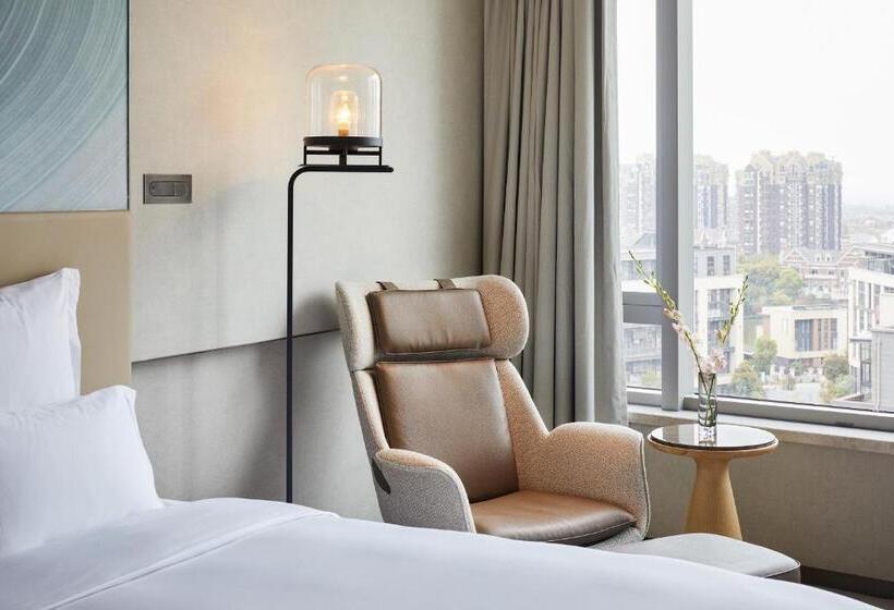 Deluxe Suite King Bed, Pullman Shanghai Qingpu Excellence