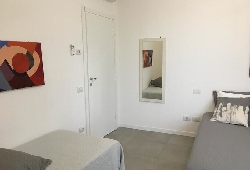 اتاق کلاسیک سه تخته, Room Center Station 2
