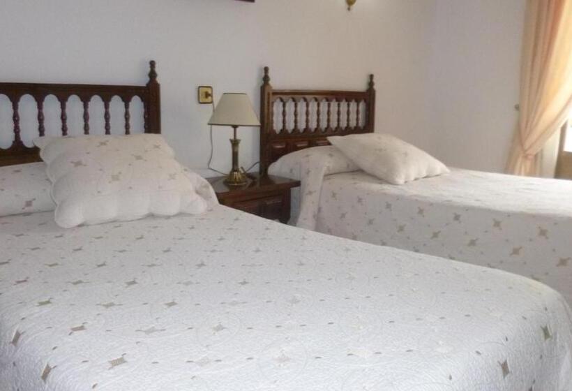 标准三人间, Hostal Cerezo
