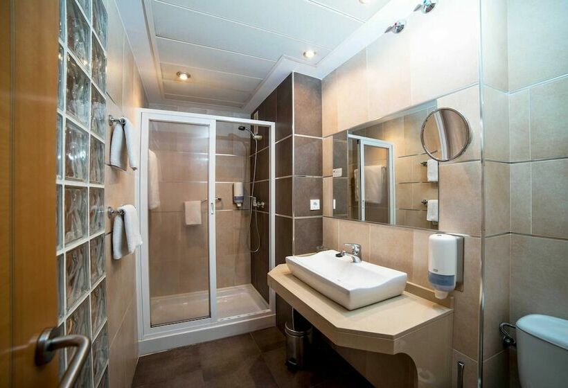 Habitación Triple Estándar, Serrano