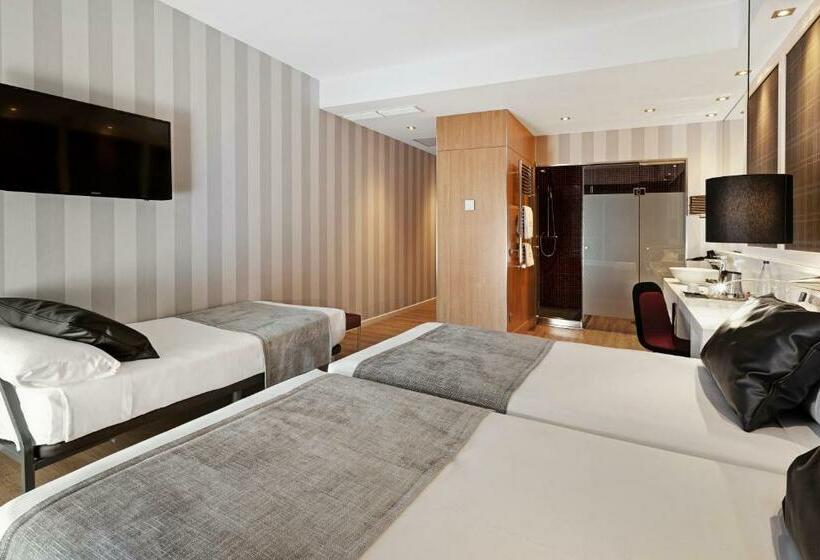 Quarto Triplo Estandar, Catalonia Reina Victoria
