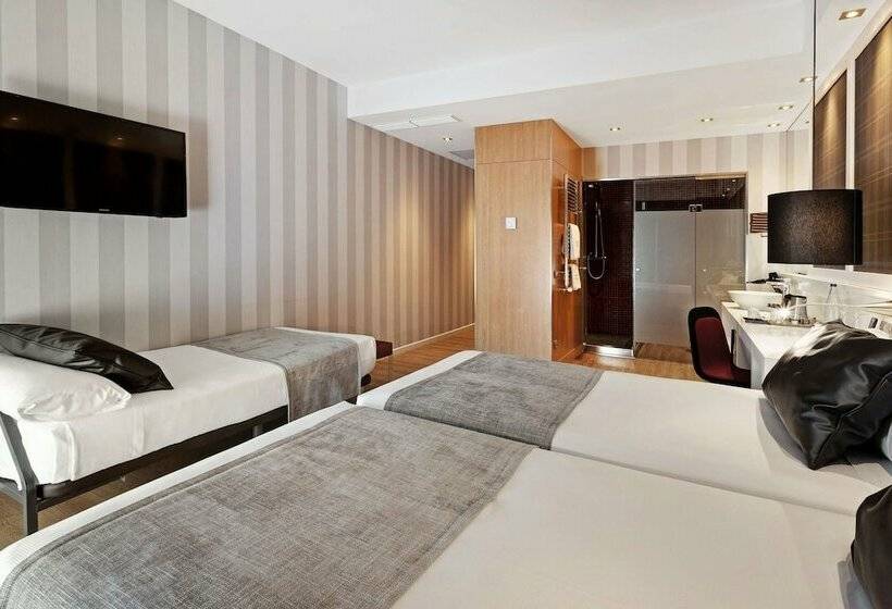 Quarto Triplo Estandar, Catalonia Reina Victoria