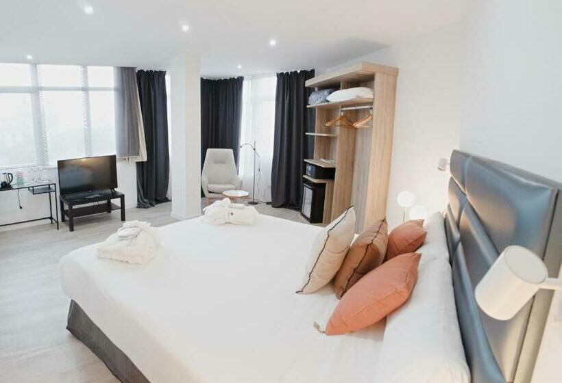 Deluxe Kamer, Pasarela