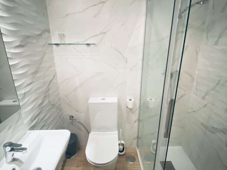 اتاق استاندارد یک نفره, Alvi