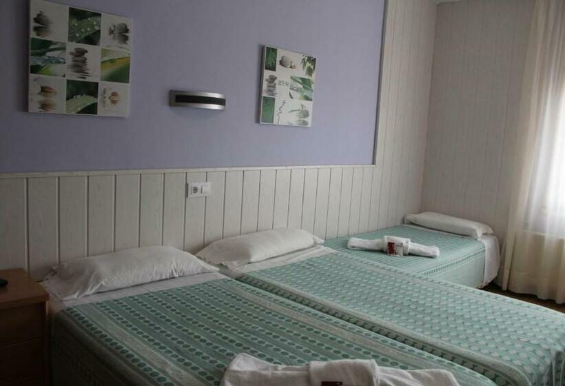 Номер Стандарт Трехместный, Hostal Fabrellas