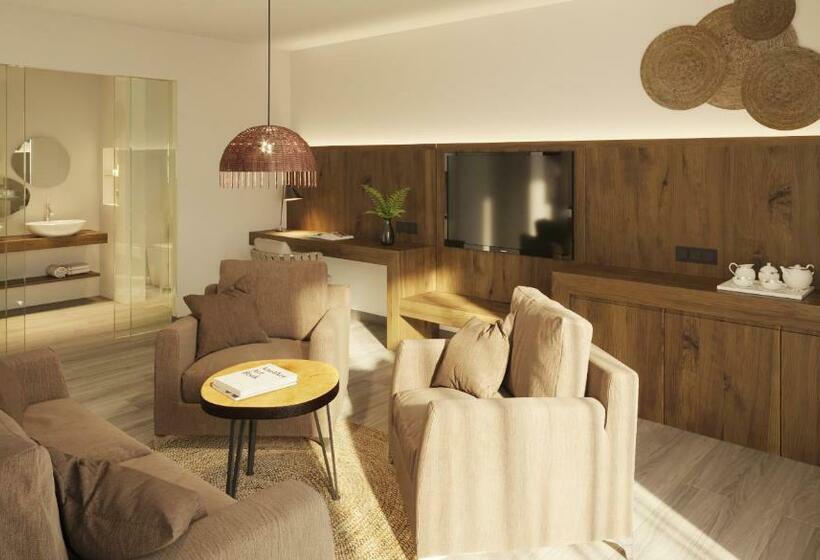 Люкс, Eques Petit Resort