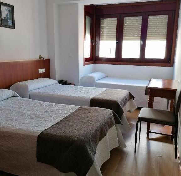 스탠다드 트리플 룸, Hostal Adelia