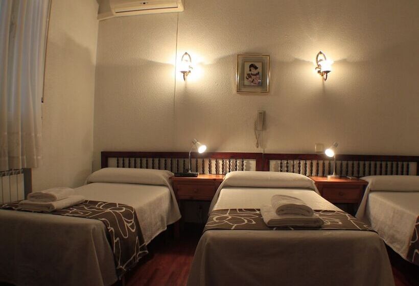 اتاق ساده سه‌ نفره, Hostal Esmeralda