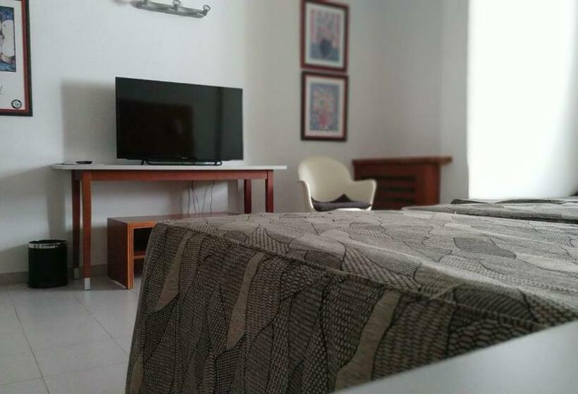 Quarto Triplo Estandar, Oasis Plaza