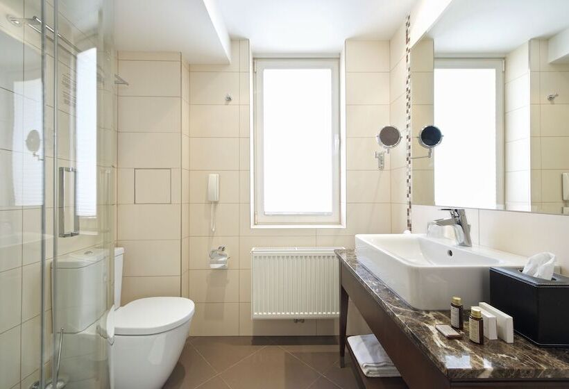 Quarto Triplo Standart, Devin