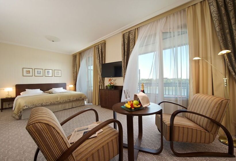Quarto Triplo Standart, Devin