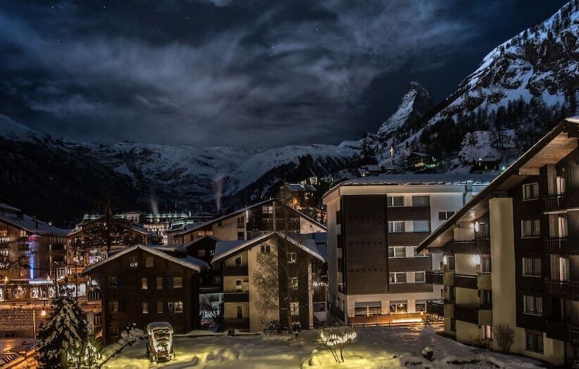 سوییت جونیور, Schweizerhof Zermatt   A Small Luxury