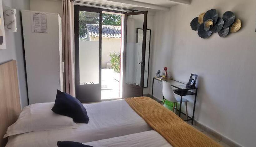 Comfort room with terrace, Le Mas Des Amandiers