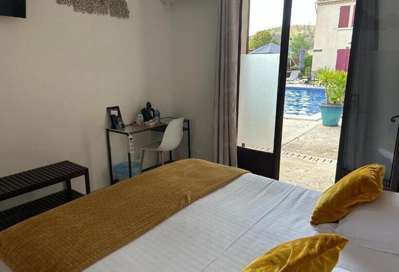 Comfort room with terrace, Le Mas Des Amandiers