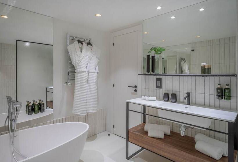 Люкс, Melia White House