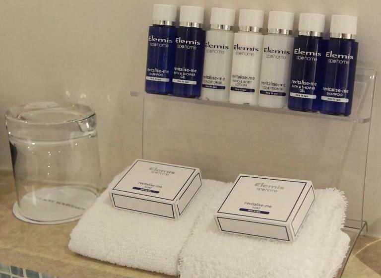اتاق استاندارد یک نفره, The Royal Horseguards Hotel, London