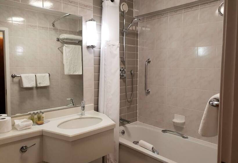 Семейный Номер, Hilton London Watford