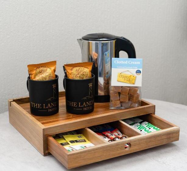 Quarto Estandar Interior, The Land S End